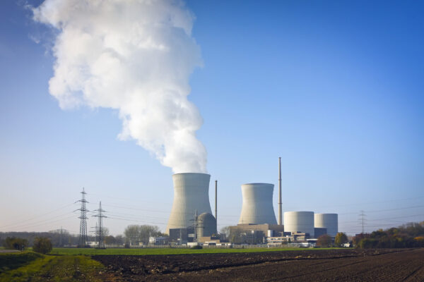 Koeltorens met stoom en elektriciteit